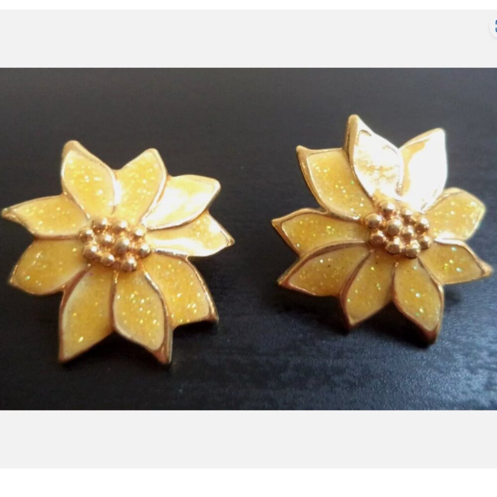VINTAGE ESTATE ENAMELED FLOWER 1" POST EARRINGS  1975